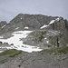 Von der Schäferhütte: Die weitere Route in der Totalen: Wir sind mittig über das Schneefeld auf die Moräne, dann hinab auf den Mini-Gletscher (sieht man nicht), nach rechts das schuttige Band hinauf und zurück nach links zum Gipfel über den Grat.
