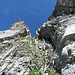 In einfacher Kletterei durchsteigt man die Felsrinne und gelangt auf den Grasrücken des Schilts. Von dort ist es nur noch ein Katzensprung bis zum Gipfel von Schilt und Tristli.