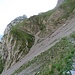 .... links fallen steile Felswände in die Busa di Senaso ab.