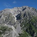 Noch einmal der Corno di Senaso im Zoom: die Besteigung führt von links her auf den Gipfel. Aber der Zustieg ist sehr weit und vollkommen weltabgeschieden, kein Steig erschließt dort drüben das Gelände.