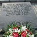 Una delle lapidi scritte in diverse lingue, poste alla base del monumento costruito a ricordo delle vittime di Auschwitz. Uno studioso ha definito Auschwitz “il più grande cimitero al mondo senza tombe“.