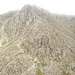 Der Glyder Fach Brystly Ridge: die Route führt im unteren Teil in die gut sichtbare Rinne in Bildmitte und dann weiter hoch zu den gut sichtbahren Felstürmen (pinnacles) weiter oben