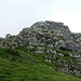 durch die Felsen links der Bildmitte führt der steile Pfad zum Fürstein