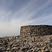 Scafell Pike - Auf höchsten Gipfel England befindet sich ein großer Gipfel-"Cairn". Das große steinerne Gebilde wurde offenbar kürzlich erst restauriert. Um bei gutem Wetter ein Foto ohne andere Wanderer zu machen, muss man Glück haben (oder sehr lange warten ;-): Schätzungsweise 250.000 Besucher tummeln sich hier jährlich. 