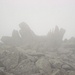 Plötzlich taucht im Nebel der Gipfelaufbau :-) vom Glyder Fach auf. Zumindest glaube ich. Zum Glück ist der Weg ja das Ziel.