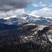 Blick nach NW ins Yosemite Valley hinein mit den 3000ern über der [https://en.wikipedia.org/wiki/Tioga_Pass Tioga Pass Road], die jetzt noch geschlossen ist.