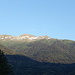 Grand Arc (Mitte) und Petit Arc (rechts) aus dem Isèretal bei Albertville. Der Höhenunterschied vom Tal zum Gipfel beträgt etwa 2500 Meter.