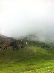 Zweite Wanderung: erster Blick Richtung Holenke (2044m). Mehr Wolken als Berg.