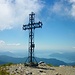Vom Gipfelkreuz hat man beste Ausblicke zum südlichen Lago Maggiore.