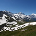 In der Mitte der Col de Balme mit dem gleichnamigen Chalet. Rechts der Mont Blanc.