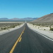 Schnugerade, leere Highways in Nevada.