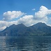 Der Monte Nudo (verdeckt) mit seinen Trabanten erhebt sich über Laveno am Ostufer des Lago Maggiore.