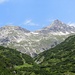 im Bereich der oberen, verfallenen Rossgumpenalpe öffnet sich zuerst der Blick auf den Muttlerkopf - auch ein schöner Wandergipfel mit toller Sicht