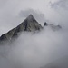 Der Sustenspitz 2930m ragt gespenstisch aus den Wolken