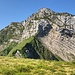 Der Rückblick auf das, was später Sache sein sollte. Den Schiberg erreicht man in dem man auf dem scharfen Grat im Vordergrund bis kurz vor dessen Ende geht und dann links hinüber traversiert, bis man etwa auf gleicher Höhe den Grat ganz links in der Foto erreicht. Sieht schwieriger aus, als es ist. Aber aufpassen und konzentriert gehen ist da stark die Devise.