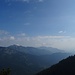 Auch in den restlichen Ammergauer Alpen ist es recht diesig. Schön zu erkennen die Notkarspitze in der Bildmitte und das Ettaler Mandl im Hintergrund