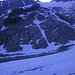 In der Morgendämmerung steigen wir zum Diechtergletscher auf. Die Route geht über das schmale Schneefeld ganz rechts im Bild.
