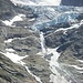 WIr haben noch beobachten können, wie ein Stück vom Gletscher abgebrochen ist. Rechts unterhalb des Wasserfalls erkennt man das frisch abgebrochene Eis auf dem grauen Gletscheruntergrund.