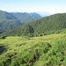 Il versante risalito della Val Colla; sullo sfondo la zona dei Sassi Palazzi – Denti della Vecchia, palestra di arrampicata dei Luganesi.
