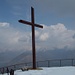 La croce di vetta del Galbiga; sullo sfondo i monti della Val Cavargna
