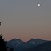 Früh um 5 Uhr steht der fast  volle Mond über den Bergen des Fellhornkammes.