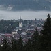 Oberstdorf schläft noch, Morgennebel liegen über dem Tal.