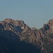 Einge Zeit später ist das Rot dem kahlen Grau der Felsen gewichen. Wenn man genau hinsieht, kann man die Fiderepaßhütte erkennen.