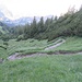 ..... auf einem Steig in engen Kehren. Durch die südwest-seitige Ausrichtung steigt man morgens hier im Schatten auf, die Sonne kommt erst im Lauf des Vormittags herum.