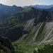 Ein kleiner Ausschnitt des großartigen Panoramas, vom Niedereck ganz rechts über das Gaisalphorn bis zum Nebelhorn; am linken Bildrand der Entschenkopf. Der Weg dorthin führt hinunter in die grüne Schrofensenke im Mittelgrund des Bildes und dann leicht links jenseits wieder hinauf.