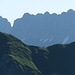 An einem derartig prachtvollen Tag wie heute tummeln sich überall die Bergsteiger - wie hier im noch weit entfernten Wiesensattel des Gängele.