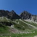 Das romantische Halbrund unterhalb Gaisalp- und Rubihorn liegt unter makellosem Sommerhimmel.