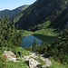 Und plötzlich liegt er vor mir - der Untere Gaisalpsee, eingebettet in liebliche Wiesenlandschaft.