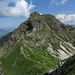 ..... erreicht so einen Punkt etwa 50 m oberhalb des Gängele. Gut zu erkennen ist von hier aus natürlich im Vordergrund unten der Wiesensattel des Gängele und den Weiterweg über den Südrücken des Entschenkopfes: der gegenüberliegende Gratkopf wird links unterhalb der schattigen Wand unschwierig, aber etwas exponiert erklommen.