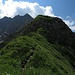 Rückblick aus dem Gängele zum steilen Grasabsatz, den ich eben herunter gekommen bin. Er wird auf der im Bild linken Seite bezwungen.