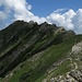 Unschwierig geht es nun den langen Südkamm hinüber zum Entschenkopf. Inzwischen ist der Himmel nicht mehr so makellos blau wie bisher; als ich am Gipfel ankomme, ziehen Wolken um das Gebirge, die sich aber später wieder auflösen.