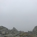 Gipfel bezwungen, Freiheit errungen: Vorderes Hüreli (2753m). Spektakulär (wäre wohl) der Blick auf Andeer.