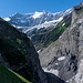 Eingangs "Gletscherschlucht". Gänsefüsschen deswegen, weil der Untere Grindelewaldgletscher todgeweiht ist. Sein Eis beschränkt sich noch auf ein paar rezent vorhandene mit Block bedeckte Eisteile, oder Toteis.