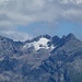 Zoom zur Hocheisspitze, die auch etwas Schnee abbekommen hat die letzten Tage