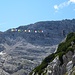 Nach der Pause in der Hütte muß ich eine Senke in östlicher Richtung durchsteigen, der kürzere Weg wäre über die Seilbrücke, aber dann mit Klettersteigset. 