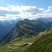 Blick von der Hütte zur (neu wbw markierten) Route über den Grat - mit Cima di Pinadee - zum Bacino di Carassino