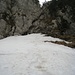 Auch vor dem Kamin-Aufstieg (klettersteig-ähnlich) heisst es aktuell nochmals ein Schneefeld aufzusteigen