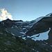 bei P. 2520 (mit Markierungen zu Passo del Laghetto und Capanna Quarnei), Hochblick zum Rest des Vadrecc di Bresciana;<br />vom linken Bildrand steigen wir - unter dem Grauhorn hindurch - erst auf Schutt zum Gletscher an, traversieren an dessen oberen Rand, überschreiten das Adulajoch und wechseln für den Gipfelschlussanstieg auf den Läntagletscher hinüber
