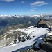 Rückblick auf unsere Aufstiegsroute über den Vadrecc di Bresciana unter dem Grauhorn;<br />dahinter glänzt der Oberalpstock
