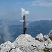 Gipfel erreicht, kleines aber schmuckes Kreuz<br />rechts das Lattengebirge, links Teile der Chiemgauer