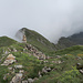 Gipfelsteinmann Hohgant-West mit Nebelszenerie