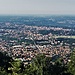 Il panorama di Varese dal Monte Monarco. Al centro il rettilineo della ferrovia per Arcisate e la Svizzera.