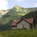 Ein Hüttli auf der Alp Untersihl. Im Hintergrund der Fläschenspitz. 