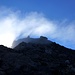 Nebelfetzen ziehen über den Gipfel