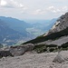 Große Felsbrocken schauen hinab nach Garmisch-Partenkirchen 