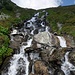 Wasserfall am interessanten Bergweg zum Lag Serein